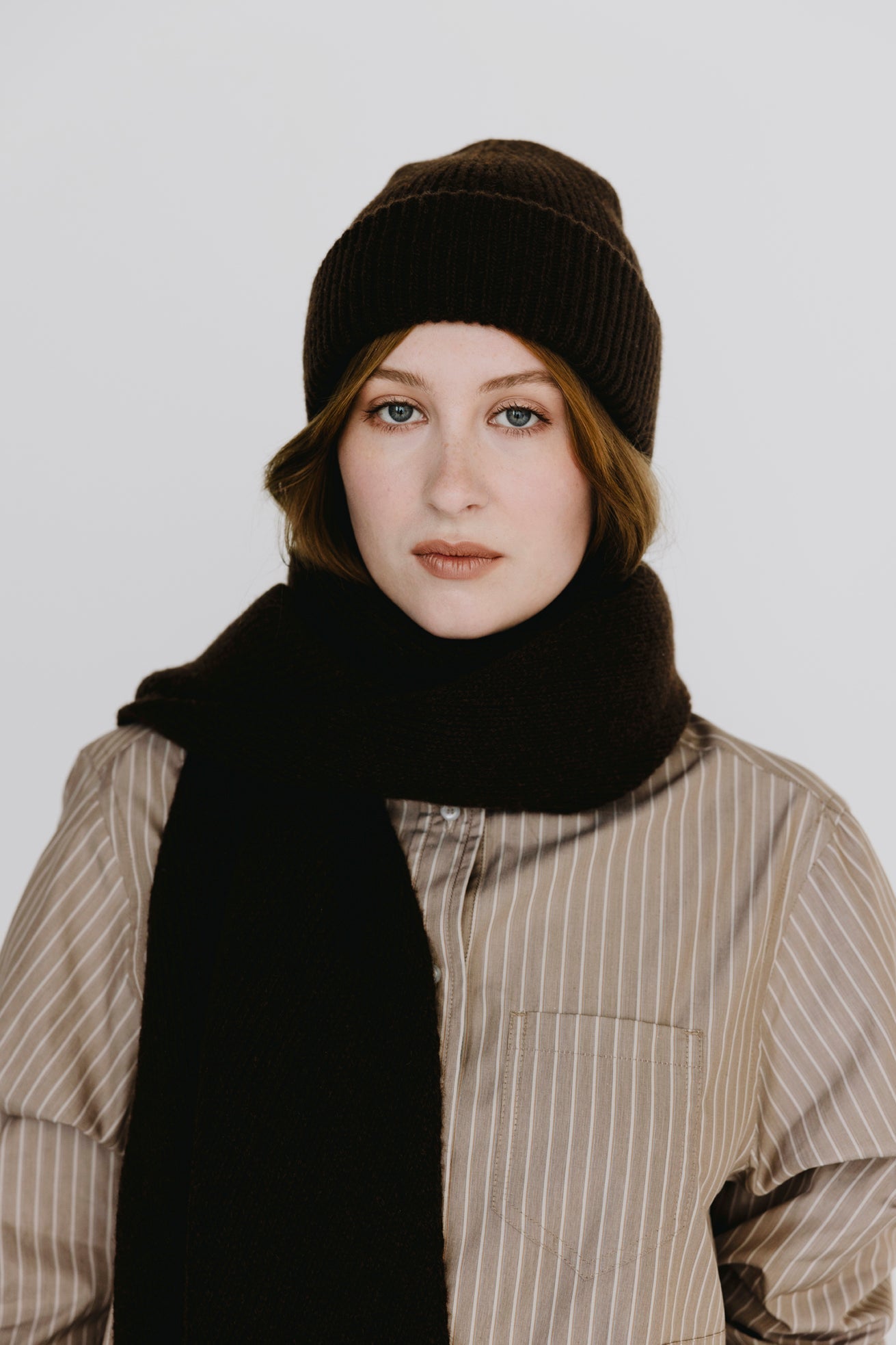 Model wearing a brown Edda Hat and a brown Edda Scarf. 