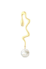 Load image into Gallery viewer, Liquid Pearl Earring right- Gold
