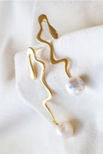Load image into Gallery viewer, Liquid Pearl Earring right- Gold
